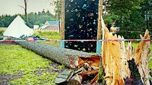 Ein 15-jähriger Junge aus Herrenberg ist  bei einem Zeltlager in Rickenbach im Schwarzwald gestorben, als ein Baum während eines Gewitters auf sein Zelt stürzte. Foto: dpa