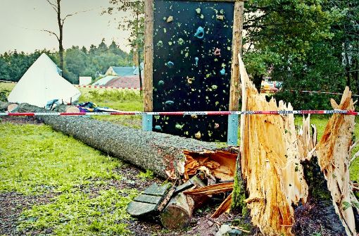 Ein 15-jähriger Junge aus Herrenberg ist  bei einem Zeltlager in Rickenbach im Schwarzwald gestorben, als ein Baum während eines Gewitters auf sein Zelt stürzte. Foto: dpa