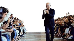 Überall auf der Welt ein gefeierter Star: der italienische Modedesigner Giorgio Armani in dem Outfit, das er zum Standard des  modebewussten Mannes gemacht hat: lässig-eleganter Anzug, einfaches T-Shirt. Foto: dpa