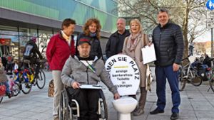 Gabriele Leitz (Zweite von rechts) und ihre Mitstreiter vom Arbeitskreis Barrierefreies Vaihingen sammeln Unterschriften. Foto: Malte Klein