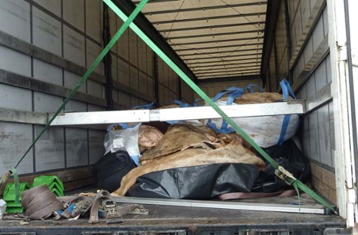 Big Packs mit 22 Tonnen verwesender Tierhäute fanden die Autobahnpolizisten in diesem Lkw. Foto: Polizei Hessen/Polizeidirektion Wetterau