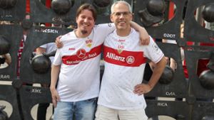 Matthias Schmidt (li.) aus Aidlingen und Frank Oberdorfer aus Böblingen betreiben die „Ticketbörse VfB Stuttgart“. Foto: Lommel