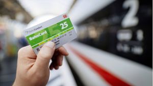 Die Plastikkarte für Bahncard 25 und 50 wird es zukünftig nicht mehr geben. (Archivbild) Foto: imago images/Future Image/Christoph Hardt via www.imago-images.de