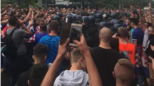 Kroatische Fans kesseln auf der Theodor-Heuss-Straße Polizisten ein. Foto: Markus Merz