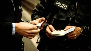 Polizisten bei einer Ausweiskontrolle Foto: Lichtgut/Leif Piechowski