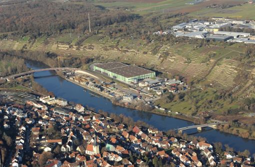 Die neue Neckarbrücke ist das Kernstück der Ortsumfahrung Benningen –  hier eine Aufnahme vom Dezember 2020. Foto: Werner Kuhnle