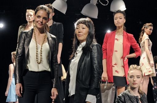 Zusammen mit ihrer Stylistin Jeanne Yang (rechts vorne) entwirft die Schauspielerin Katie Holmes jetzt Mode. Foto: Holmes & Yang/dapd
