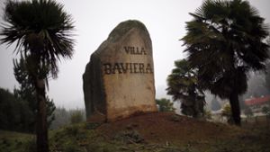 Ein Stein markiert die Anlage der „Villa Vaviera“ in Chile – früher als Colonia Dignidad bekannt. Foto: EFE