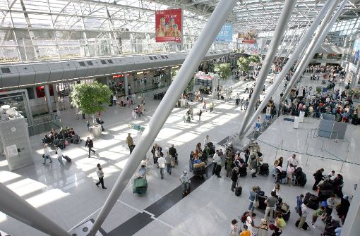 Eine Seniorin hat auf dem Flughafen Düsseldorf versehentlich Alarm ausgelöst. (Archivbild) Foto: dpa