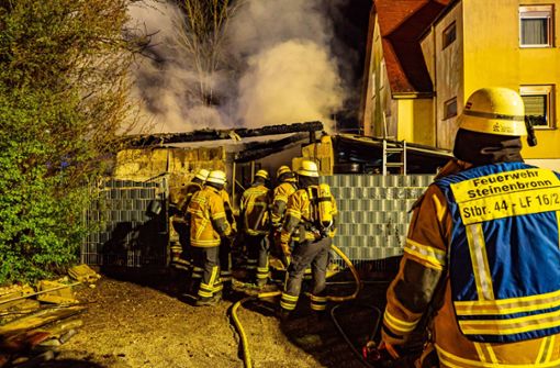 Aus bislang ungeklärter Ursache brannte Samstagnacht  an einem Gebäude am Studentenweg ein Holzunterstand. Foto: 7aktuell.de/Alexander Hald