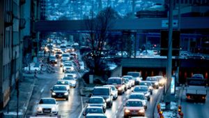 Der Verkehr  in der Stadt müsste für eine  bessere Luftqualität halbiert werden. Foto: Lg/Achim  Zweygarth