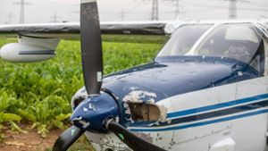 Der Pilot landete die Maschine vom Typ Silver Eagle ohne ausgefahrenes Fahrwerk auf freiem Feld in Ludwigburg-Neckarweihingen. Foto: 7aktuell.de/Simon Adomat/7aktuell.de | Simon Adomat
