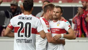 Jubel nach dem 2:0: Torschütze Kevin Großkreutz (rechts) wird von Simon Terodde umarmt und Christian Gentner (links) bejubelt das Tor in der 64. Minute im Spiel gegen Braunschweig. Foto: dpa