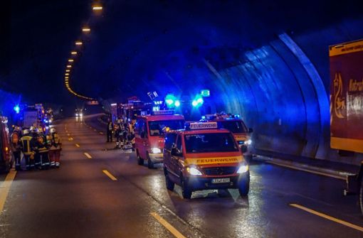Gleich zwei Mal müssen die Feuerwehren den Engelbergtunnel kontrollieren, finden aber nichts. Foto: SDMG