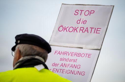 Gegner der Fahrverbote in Stuttgart: Gegriffene Grenzwerte und Tote, die es gar nicht gibt Foto: dpa