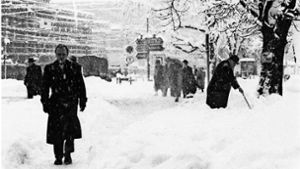 Im Februar 1958 lag hoher Schnee auf dem Schlossplatz. Im Hintergrund ist der Königsbau mit Gerüst zu sehen, dessen Wiederaufbau   eineinhalb Jahre später  fertig war. Foto: Weinmann