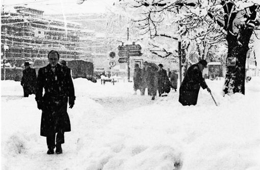 Im Februar 1958 lag hoher Schnee auf dem Schlossplatz. Im Hintergrund ist der Königsbau mit Gerüst zu sehen, dessen Wiederaufbau   eineinhalb Jahre später  fertig war. Foto: Weinmann