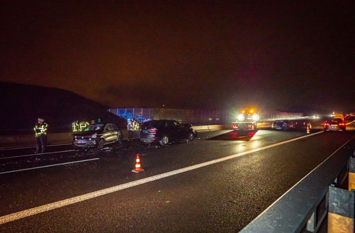 A8 bei Rutesheim teilweise gesperrt: Frau steigt nach Unfall aus – Unbekannter fährt über ihren Fuß