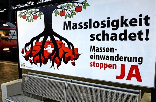 Ein Plakat der Schweizerischen Volkspartei (SVP) gegen „Masseneinwanderung“. Foto: dpa