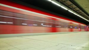 Am Abend war auch der S-Bahnverkehr des VVS wegen Unwetterschäden eingeschränkt. (Symbolfoto) Foto: imago images/Michael Weber