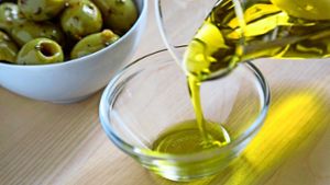 Wem es auf die besondere sensorische Note von  Olivenöl ankommt, sollte  zu  der Güteklasse „Natives Olivenöl extra“ greifen, das in Geruch und Geschmack fehlerfrei sein muss – allerdings  in guter Qualität auch etwas mehr kostet. Foto: dpa-tmn
