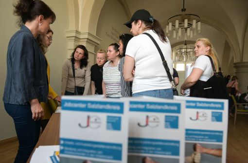 Mit originellen Ideen wie Job-Speeddatings versucht die Agentur für Arbeit Angebote für Flüchtlinge aus der Ukraine zu schaffen. Foto: picture alliance/dpa/Heiko Rebsch