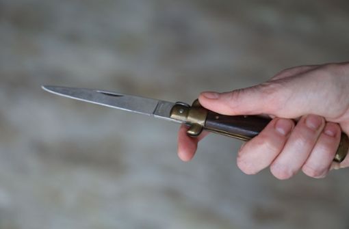 Mit einem Messer soll ein 38-Jähriger auf Bekannte eingestochen haben. Foto: imago images/SKATA