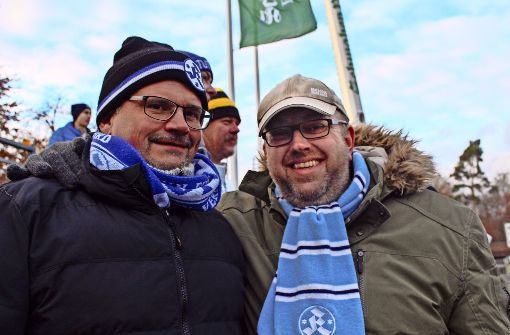 Andreas Heydt und Kai Völschow (rechts) gehen seit 37 Jahren zusammen ins Stadion. Foto: Sabrina Höbel