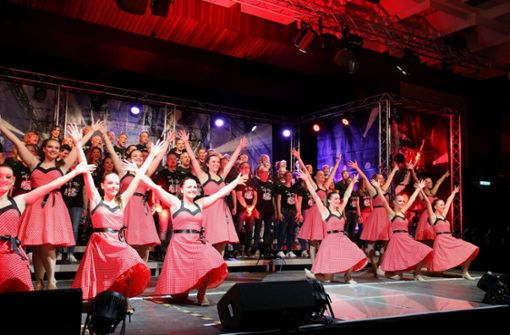 Britpop zum Sehen und Hören: Tanzgruppen unterstützen den Chor MiDur. Foto: /Rainer Kellmayer