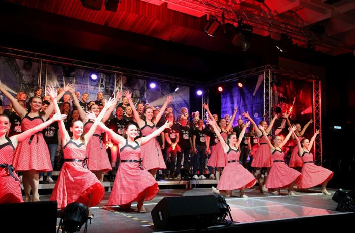 Männergesangverein Neuhausen: Chöre und Tanzgruppen huldigen der britischen Popkultur