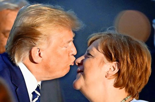 Etwas unbedarfte Annäherung: US-Präsident Trump spitzt die Lippen, um Kanzlerin Merkel  auf die Wange zu küssen. Foto: dpa/Christian Hartmann