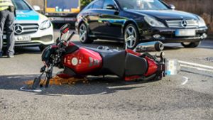 Nach dem Aufprall stürzte der Motorradfahrer und verletzte sich schwer. Foto: SDMG//Kohls