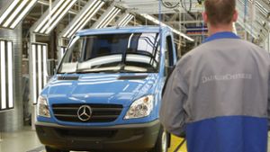 Ein weiteres Dieselfahrzeug von Daimler soll  mit illegaler Abgastechnik ausgestattet sein. Betroffen sind Transporter des Modells Sprinter. Foto: dpa/Nestor Bachmann