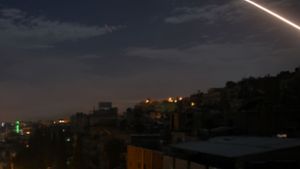 Ein Luftabwehrrakete fliegt über den Nachthimmel von Damaskus. Foto: XinHua/dpa