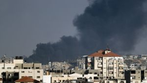 Rauch steigt nach israelischen Raketenangriffen über Gaza auf. Foto: AFP
