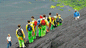 Der letzte Schrei für Erlebnishungrige: Sandboarding auf dem Vulkan Cerro Negro - schwarzer Hosenboden inbegriffen. Foto: Miethig