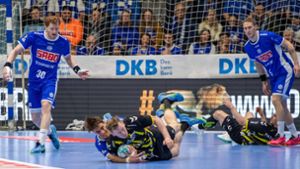 Der TVB und Adam Lönn (im Zweikampf mit Julian Köster) am Boden – in Gummersbach gab es für die Stuttgarter Handballer nichts zu holen. Foto: imago/Beautiful Sports/Erlhof