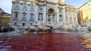 Ungewöhnlicher Anblick: der Trevi-Brunnen, rot eingefärbt. Foto: ANSA/AP/dpa