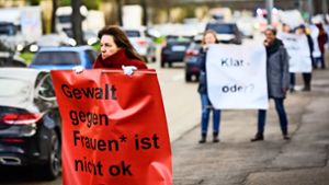 Mit der Plakataktion an der B 14 protestieren Frauen gegen Gewalt. Foto: Lichtgut/Max Kovalenko
