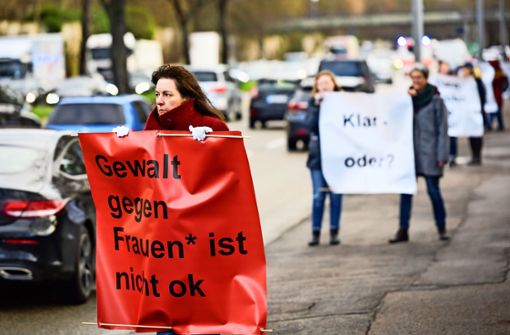 Mit der Plakataktion an der B 14 protestieren Frauen gegen Gewalt. Foto: Lichtgut/Max Kovalenko