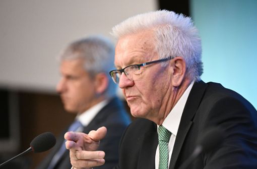 Winfried Kretschmann (Bündnis 90/Die Grünen), Ministerpräsident von Baden-Württemberg, spricht im Landtag bei einer Regierungs-Pressekonferenz. Foto: dpa/Bernd Weißbrod