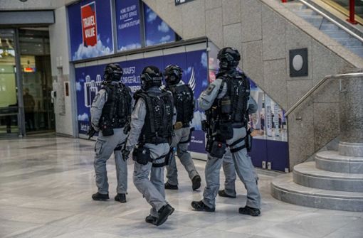 Polizisten der GSG 9 patrouillieren im Dezember 2018 im Stuttgarter Flughafen: Die FDP wolle sich auf dem Rücken von Polizeiführer profilieren, sagt die CDU. Deren Innenminister – so die Liberalen – vernachlässige den für Terrorismus im Land zuständigen Staatsschutz. Foto: SDMG/SDMG / Kohls