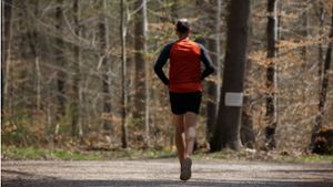 Sport im Wald ist erlaubt – solange man auf den Wegen bleibt. Foto: LICHTGUT/Leif Piechowski