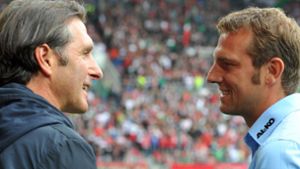 Da konnte er noch lächeln: Nach dem Spiel gegen den FC Augsburg mit Trainer Markus Weinzierl (re.) wurde VfB-Coach Bruno Labbadia 2013 entlassen. Foto: dpa