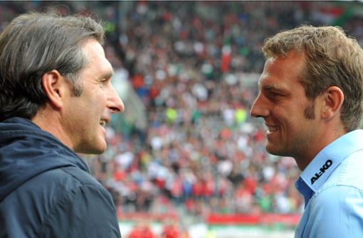 Da konnte er noch lächeln: Nach dem Spiel gegen den FC Augsburg mit Trainer Markus Weinzierl (re.) wurde VfB-Coach Bruno Labbadia 2013 entlassen. Foto: dpa
