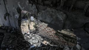 Palästinenser inspizieren die Trümmer eines zerstörten Hauses nach einem israelischen Luftangriff. Immer wieder wird eine Waffenruhe im Gazastreifen gefordert. Foto: Abed Rahim Khatib/dpa