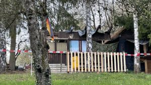 Der Tatort: Die Gartenhütte zwischen Reichenbach und Plochingen ist mit Polizeiband abgesperrt. Foto: SDMG/Woelfl