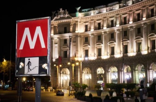 Ein Schild mit M wie Metro weist an der Piazza Repubblica auf die U-Bahn-Station gleichen Namens hin. Foto: picture alliance/dpa