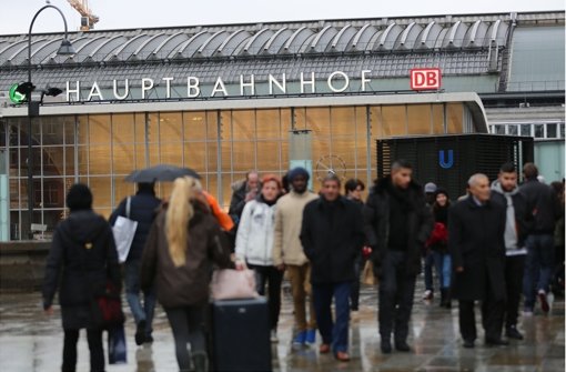 In der Silvesternacht sind vor dem Hauptbahnhof in Köln Dutzende Frauen sexuell belästigt und ausgeraubt worden. Foto: dpa