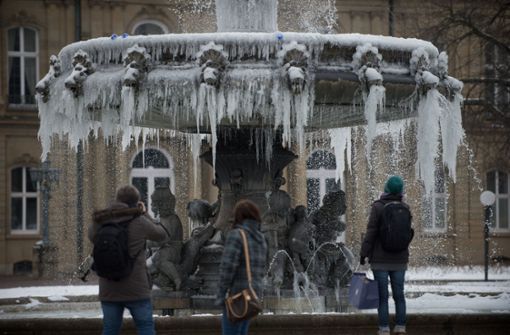 Eiszapfen am Brunnen sind, wie hier am Schlossplatz in Stuttgart, ein schönes Fotomotiv. Sehr lange möchte man sich bei großer Kälte aber nicht im Freien aufhalten. Foto: dpa
